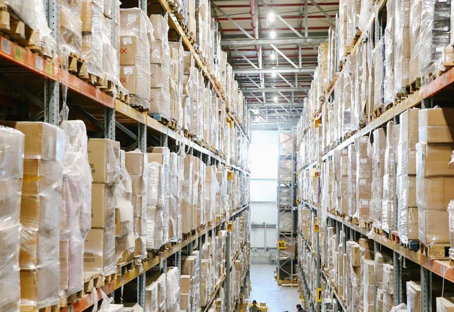 Centro de distribución con estantería de altura y producto paletizado