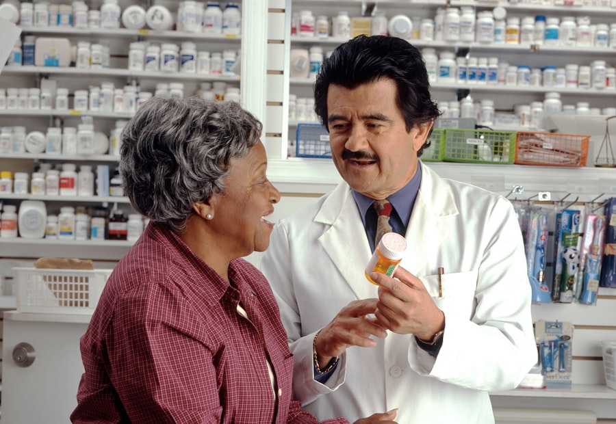 Equipo humano: farmacéutico atendiendo a un cliente